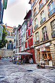 Bayonne,Frankreich - 06. September 2019 - Blick auf Restaurants in einer Einkaufsstraße in der Stadt Bayonne.