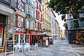 Bayonne,Frankreich - 06. September 2019 - Blick auf Restaurants in einer Einkaufsstraße in der Stadt Bayonne.