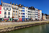 Bayonne,Frankreich - 06. September 2019 - Blick auf Restaurants und die Nive der Stadt Bayonne.