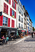 Bayonne,Frankreich - 06. September 2019 - Blick auf die Restaurants auf der Seite der Nive der Stadt Bayonne.