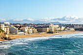 Biarritz,Frankreich - 06. September 2019 - Blick auf den Strand und die Stadt Biarritz, Frankreich