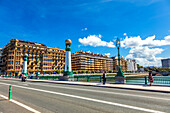 San Sebastián,Spanien - 07. September 2019 - Blick auf Gebäude von der Brücke María Cristina