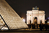 Paris. 1st district. Louvre Museum by night. In the foreground is the pyramid (architect: Ieoh Ming Pei). In the background,the triumphal arch of the Louvre carousel.Mandatory credit of the architect architect: Ieoh Ming Pei