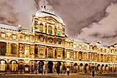 Paris. 1. Bezirk. Louvre-Museum bei Nacht. Quadratischer Innenhof. Fassade des Uhrenpavillons.
