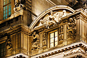 Paris. 1. Bezirk. Louvre-Museum bei Nacht. Quadratischer Innenhof. Fassade des Uhrenpavillons. Architektonisches Detail. Statue.