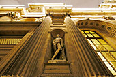 Paris. 1. Bezirk. Louvre-Museum bei Nacht. Quadratischer Innenhof. Fassade des Uhrenpavillons. Architektonisches Detail. Statue.