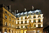 Paris. 1. Bezirk. Platz der Pyramiden bei Nacht. Reiterstatue, die Jeanne d'Arc darstellt. Im Hintergrund, Hotel Regina.