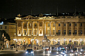 Paris, 8. Arrondissement. Place de la Concorde bei Nacht. Fassade des Hotel de Crillon. Autoverkehr im Vordergrund.