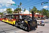 USA. Florida. Die Keys. Key West. Historisches und touristisches Zentrum. Ein Touristenzug besucht die Stadt.