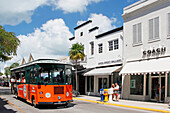USA. Florida. Die Keys. Key West. Historisches und touristisches Zentrum. Touristenbus auf der linken Seite.