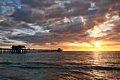 USA. Florida. Naples. Der Pier. Der Strand. Sonnenuntergang auf dem berühmten Pier.