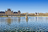 Seine und Marne. Fontainebleau. Schloss Fontainebleau von den Gärten aus gesehen. Im Vordergrund eines der Wasserbecken.