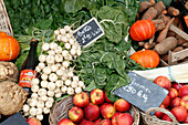 Seine und Marne. Blick auf eine Auslage mit Gemüse, Obst und verschiedenen Lebensmitteln.