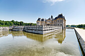 Frankreich. Seine und Marne. Vaux le Vicomte. Das Schloss von Vaux le Vicomte, der Graben.