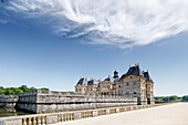 Frankreich. Seine und Marne. Vaux le Vicomte. Das Schloss von Vaux le Vicomte, der Wassergraben und die Gärten.