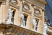 Frankreich. Seine und Marne. Schloss von Vaux le Vicomte. Statue an der Fassade, die die Geduld, Wachsamkeit, Treue und Stärke darstellt.