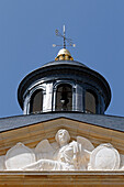 Frankreich. Seine und Marne. Schloss von Vaux le Vicomte. Statue auf der Spitze der Fassade. Die Kuppel.