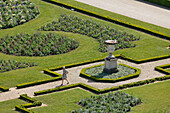 Frankreich. Seine und Marne. Schloss von Vaux le Vicomte. Blick auf die Gärten von der Kuppel aus. Tourist zu Fuß.