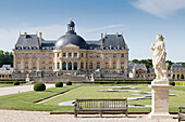 Frankreich. Seine und Marne. Schloss von Vaux le Vicomte. Blick von den Gärten auf die Südfassade. Auf der rechten Seite, Statue "Flore".