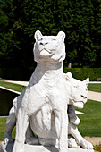Frankreich. Seine und Marne. Schloss von Vaux le Vicomte. Die Gärten. Statuen, die Löwen darstellen.