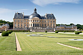 Frankreich. Seine und Marne. Vaux le Vicomte. Schloss von Vaux le Vicomte. Blick von den Gärten auf die Südfassade.