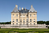 Frankreich. Seine und Marne. Vaux le Vicomte. Schloss von Vaux le Vicomte. Blick von den Gärten auf die Westfassade.