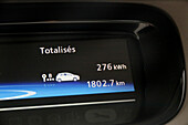 Frankreich. Seine und Marne. Elektroauto Renault Zoe. Nahaufnahme der Stromverbrauchsanzeige auf dem Armaturenbrett, die den Gesamtstromverbrauch anzeigt.