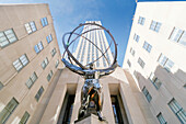 USA. New York City. Manhattan. Rockefeller Center während des Winters. Statue Atlas, von Lee Oscar Lawrie (1877 - 1963).