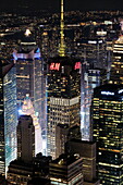 USA. New York City. Manhattan. Empire State Building. Blick von der Spitze des Gebäudes in der Abenddämmerung und bei Nacht. Blick auf das One World Trade Center und die Unterstadt. Der Hudson River ist rechts zu sehen.