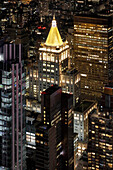 USA. New York City. Manhattan. Empire State Building. Blick von der Spitze des Gebäudes in der Dämmerung und bei Nacht, in Richtung Osten. Der East River ist im Hintergrund zu sehen.