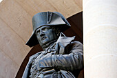 La France. Paris. 7. Bezirk. Les Invalides. Der Innenhof. Die Statue von Napoleon Bonaparte von Charles Emile Seurre.