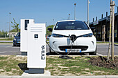 Frankreich. Seine und Marne. Region Coulommiers. Elektroauto Renault Zoe beim Aufladen an einem kostenlosen Schneider Electric Terminal in einem Einkaufszentrum.