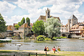 Frankreich. Seine und Marne. Mittelalterliches Dorf von Moret sur Loing. Die Einwohner ruhen sich am Ufer aus.