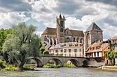 Frankreich. Seine und Marne. Mittelalterliches Dorf Moret sur Loing. Die Kirche und die Porte de Bourgogne.
