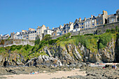 Frankreich. Normandie. Departement Manche. Granville im Sommer. Blick von der Küste bei Ebbe. Touristen beim Sonnenbaden.