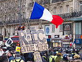 Paris. 2. Februar 2019. Demonstration der „Gelbwesten“ gegen die Politik der Regierung Macron und gegen Polizeigewalt. Der Weiße Marsch. Akt 12. Demonstranten Platz der Republik.