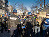 Paris. 23. Februar 2019. Manifestation der „Gelbwesten“ gegen die Politik der Regierung Macron. Akt 15. Gendarmen und Demonstranten Präsident Wilson Avenue.