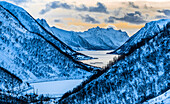 Norwegen,Stadt Tromso,Insel Senja,schneebedeckter Fjord bei Sonnenaufgang