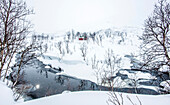 Norwegen,Stadt Tromso,Insel Senja,verschneite Landschaft und ein Fluss