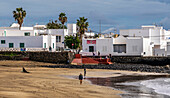 Spanien,Kanarische Inseln,Insel Lanzarote,Strand und Dorf Caleta de Famara