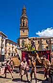 Spanien,Rioja,Mittelalterliche Tage von Briones (Festival von nationalem touristischem Interesse),Troubadoure vor der Kirche Unserer Lieben Frau der Himmelfahrt (16. Jahrhundert) (Jakobsweg)
