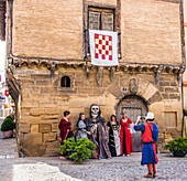 Spanien,Rioja,Mittelalterliche Tage von Briones (Festival von nationalem touristischem Interesse),Verkleidete Teilnehmer vor einem mittelalterlichen Haus