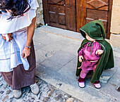 Spanien,Rioja,Mittelalterliche Tage von Briones (Festival von nationalem touristischem Interesse),junges Kind und seine Mutter im Kostüm