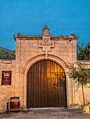 Frankreich,Gironde,Saint Emilion (UNESCO-Welterbe),Eingang zu den Kellern des "Manoir (Maison Galhaud: Chateau La Rose Brisson und Moulin Galhaud, Grands Crus der AOC St. Emilion)