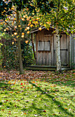 Frankreich,Nouvelle Aquitaine,Hütte in einem Garten im Herbst