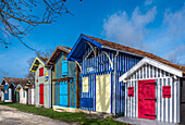 Frankreich,Gironde,Arcachon-Bucht (Bassin Arcachon),bunte Hütten im Hafen von Biganos