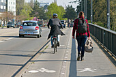 Frankreich,Nantes,44,Pont Aristide Briand,Auto,Radfahrer,Fußgänger