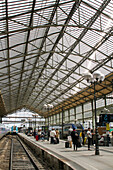 Frankreich,Tours,37,Menschen, die unter dem Glasdach auf ihren Zug warten