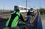 Frankreich,Nantes,44,Menschen auf dem Weg zur Arbeit mit Fahrrädern und zwei Straßenbahnen