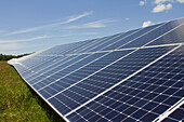 Frankreich,Machecoul,Fotovoltaikanlage von Six Pieces, Fotovoltaik-Solarzellen.